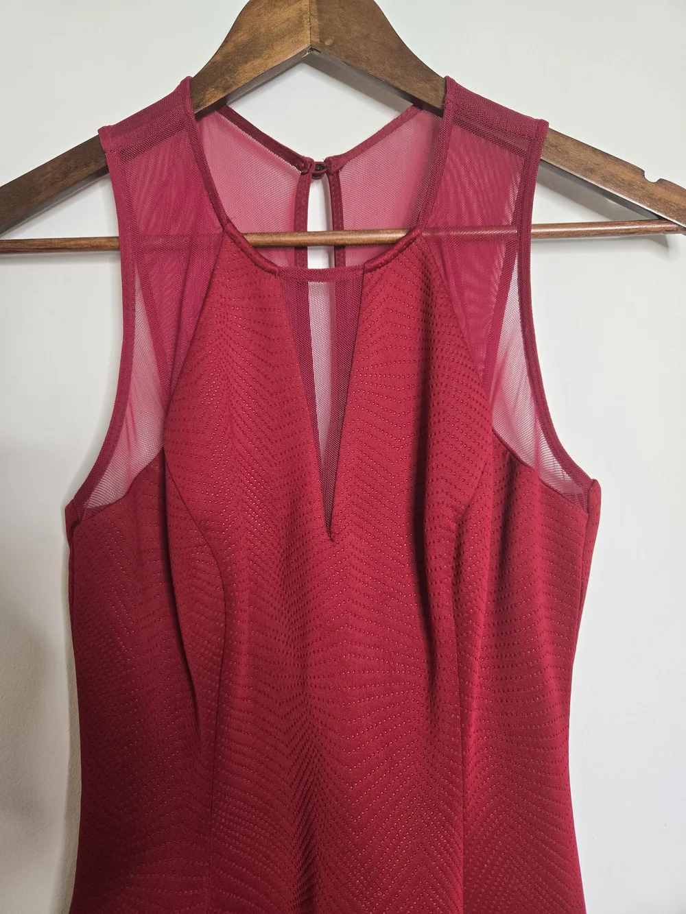 GUESS Burgundy Crinkled Flare Textured Mesh Dress Keyhole Back. Womens Size O